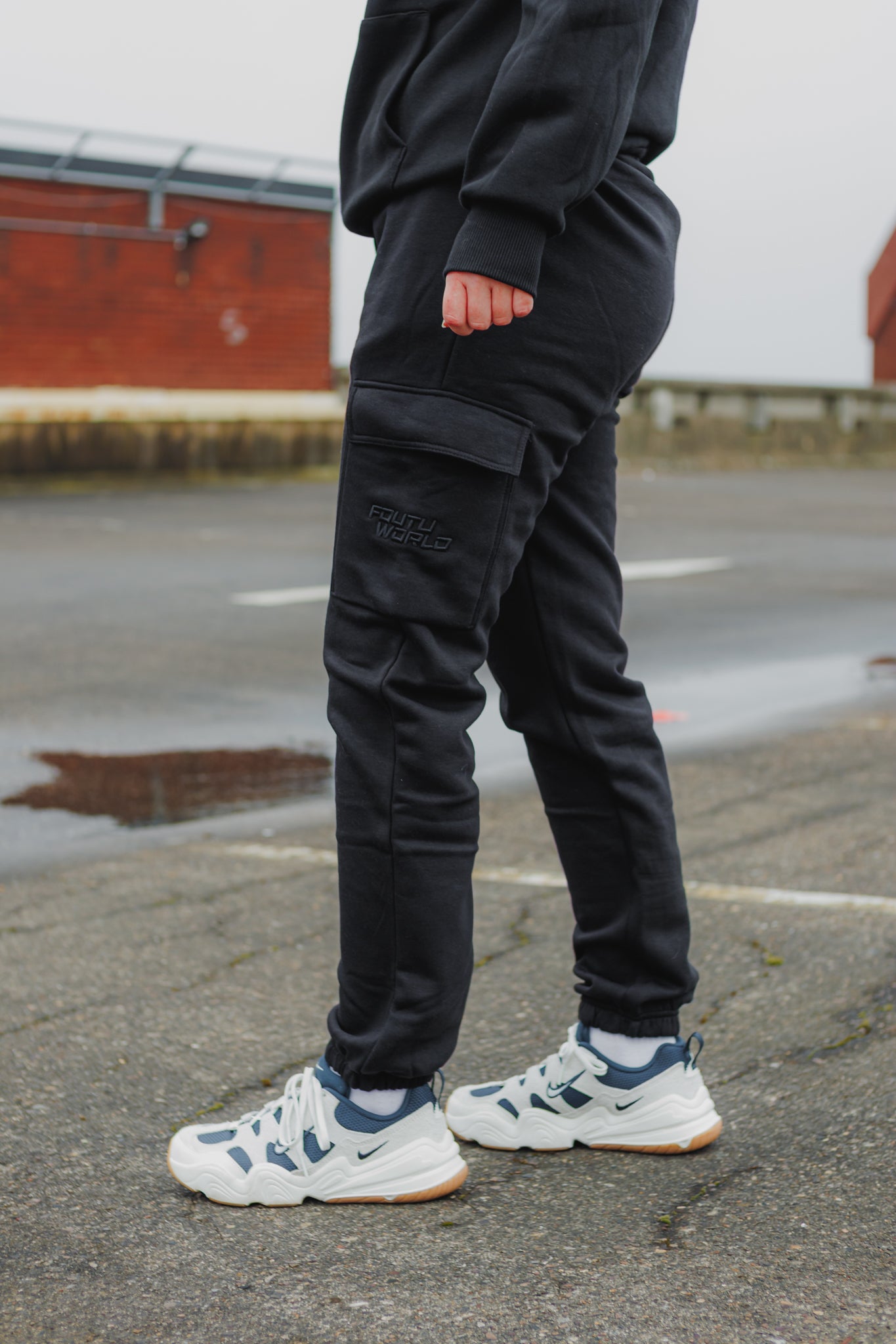 The Signature Cargo Joggers - Black